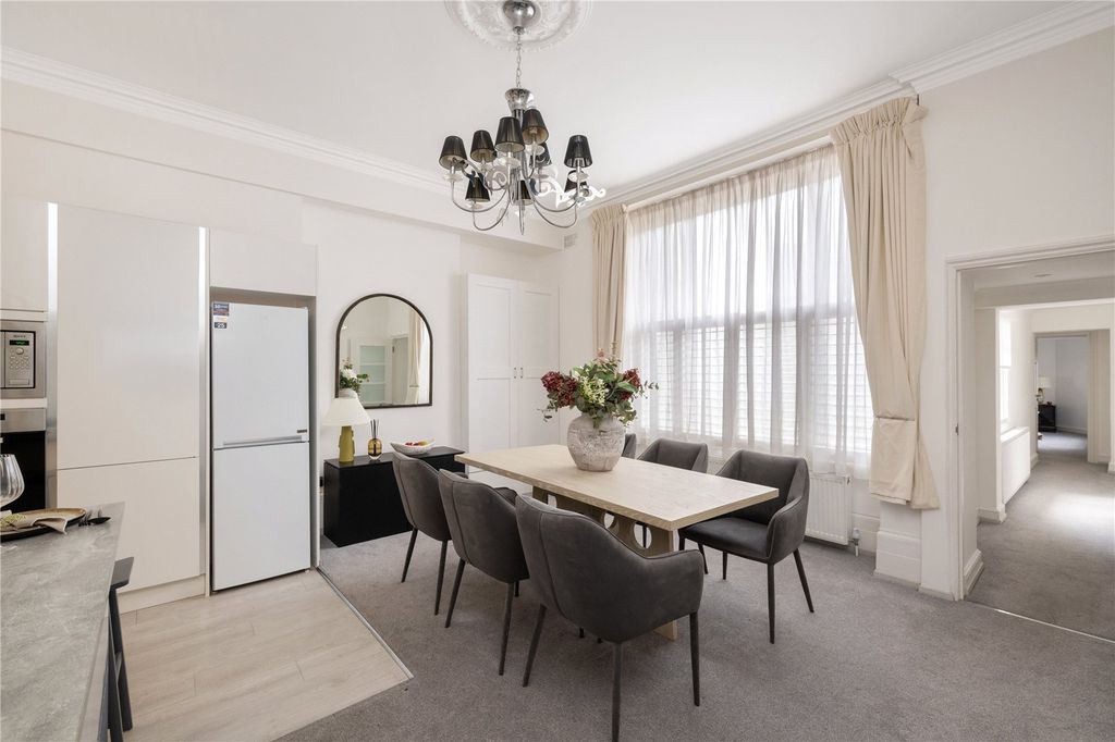 Property photo 3 of 11 Dining Room