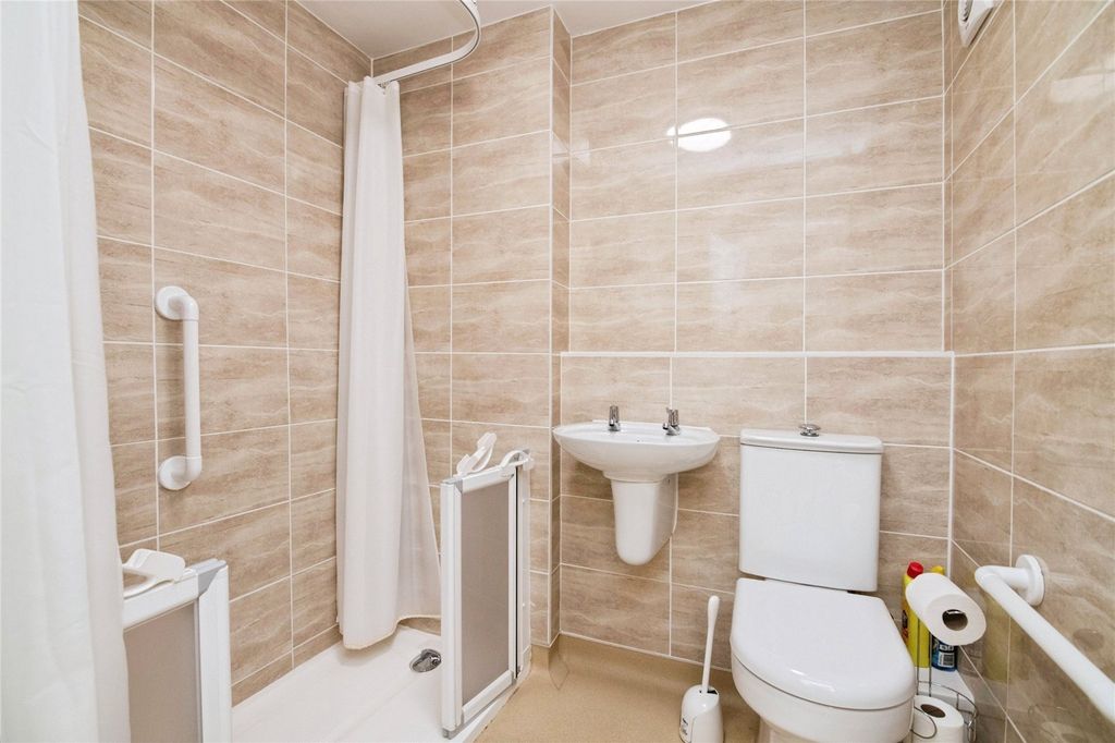 Property photo 3 of 11 Bathroom