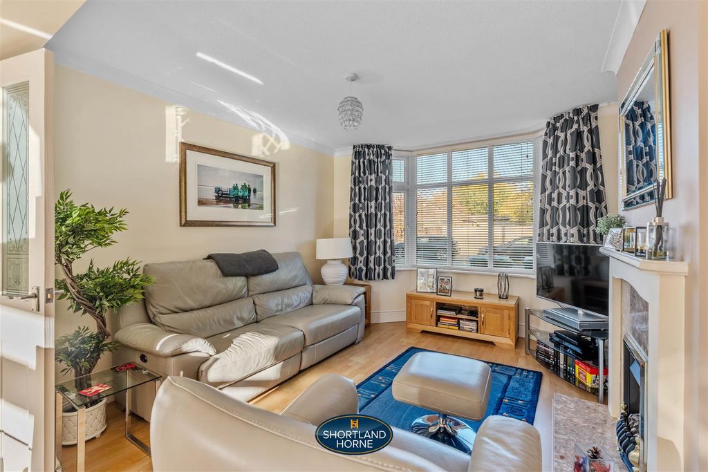 Property photo 3 of 21 6 Crossway Rd (9 Of 22).Jpg