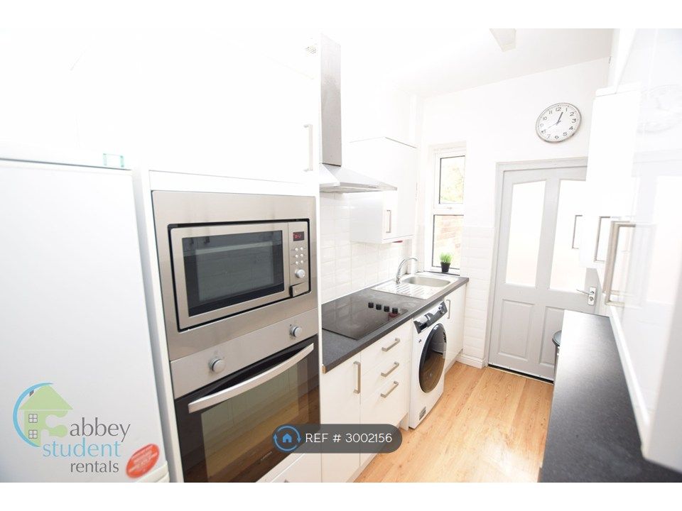 Property photo 2 of 7 Kitchen
