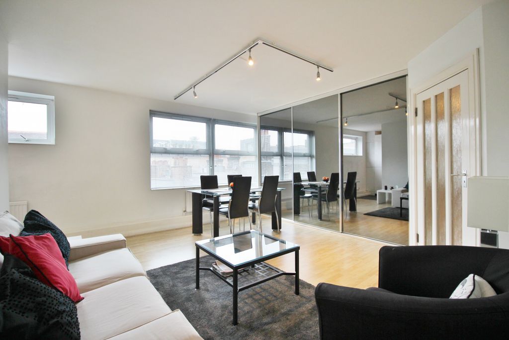 Property photo 1 of 9 Amazingly Located 2 Bedroom Flat
