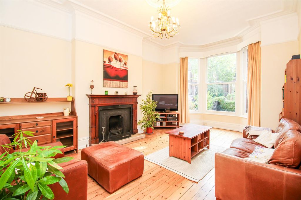 Property photo 2 of 26 Living Room