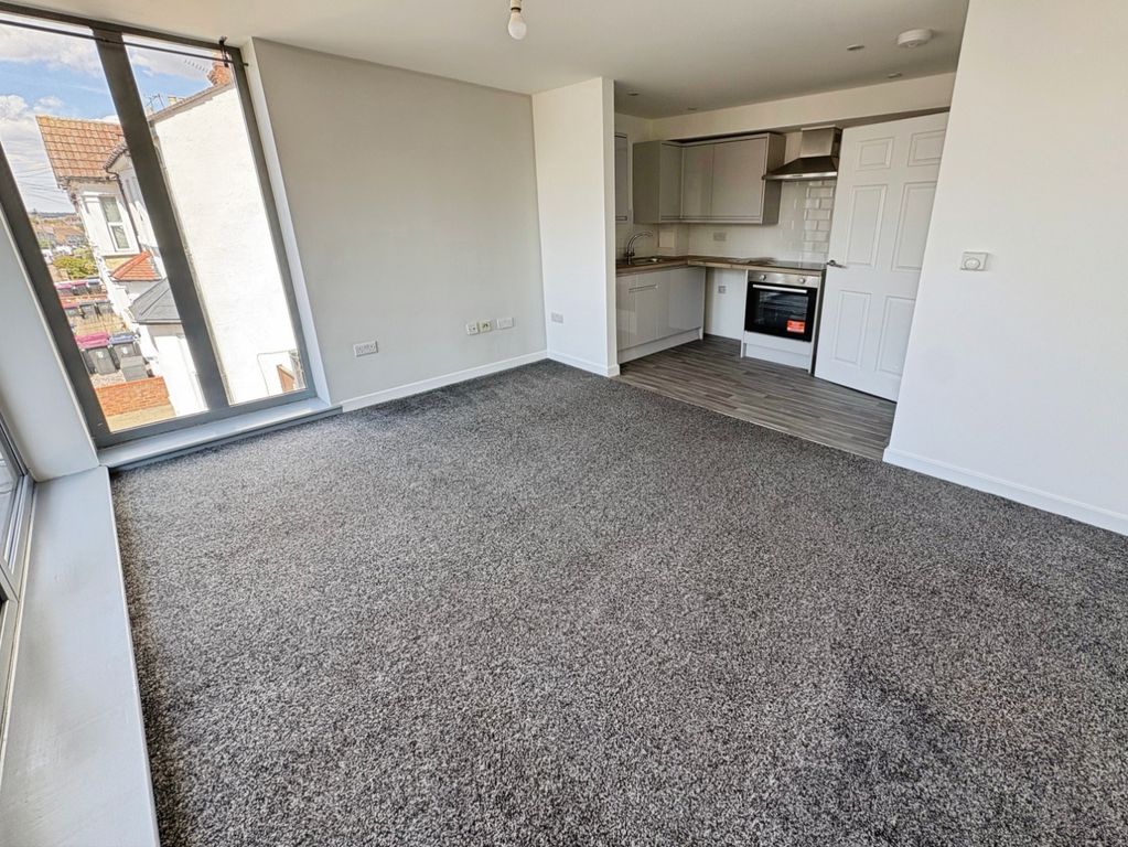 Property photo 3 of 9 Lounge/Kitchen