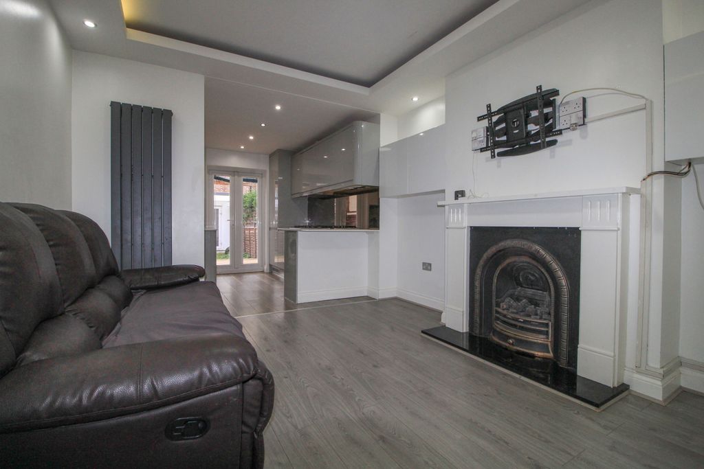 Property photo 3 of 19 Tlc B44069Bc-9438-4d5A-8A65-55322c3E23F0 970B8B9