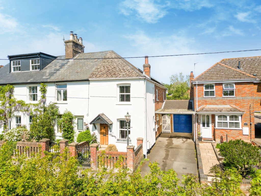 Property photo 1 of 21 Wick Road, Wigginton, Tring