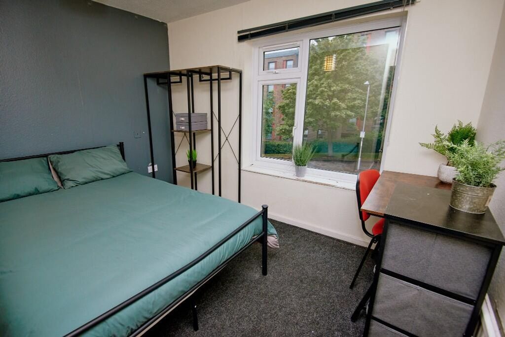 Property photo 2 of 4 This Inviting Double Bedroom Features A Spacious l...