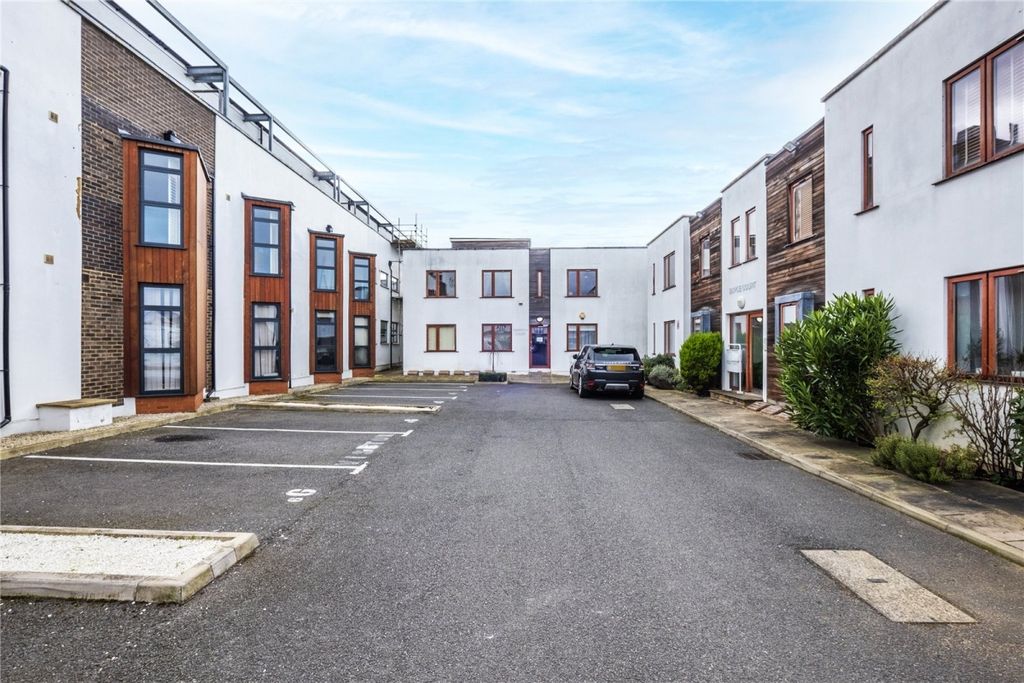 Property photo 1 of 9 2