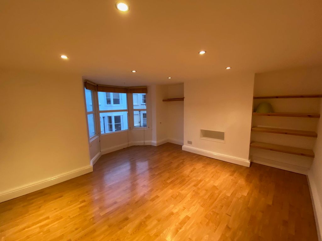 Property photo 3 of 7 Living Room