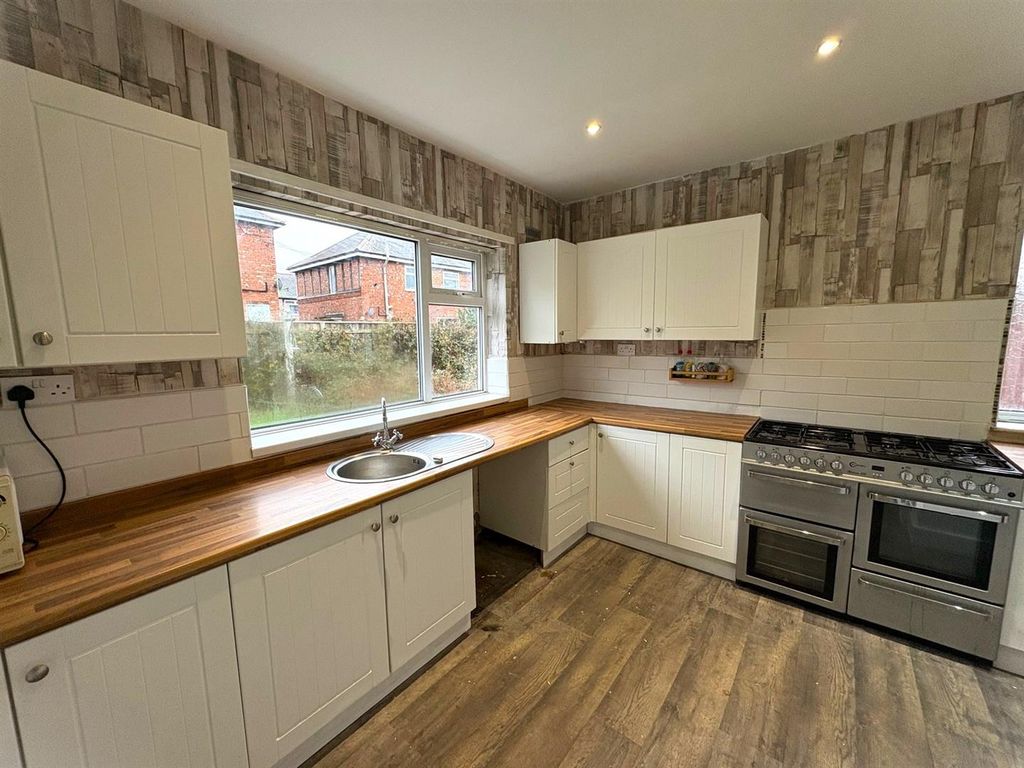 Property photo 3 of 11 Kitchen