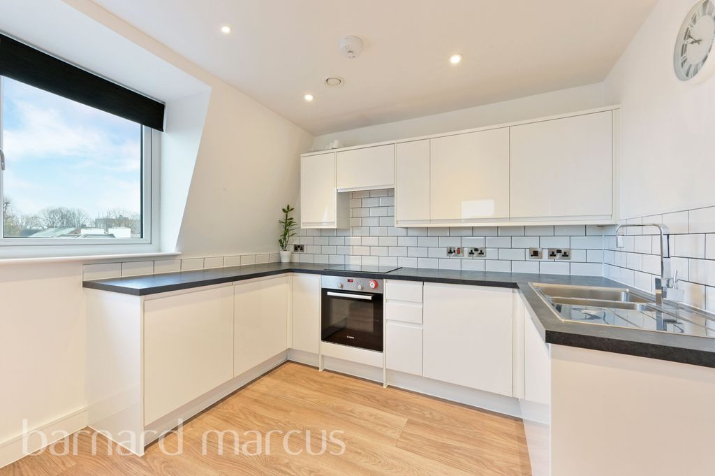 Property photo 2 of 8 Kitchen