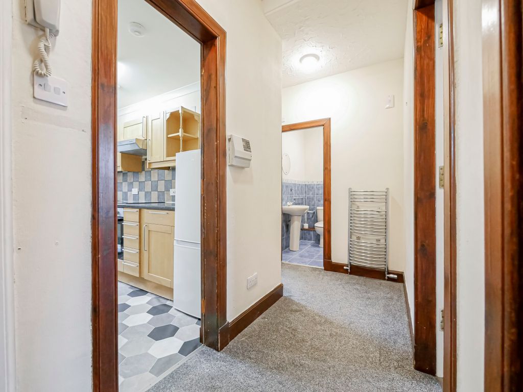 Property photo 2 of 11 Hall