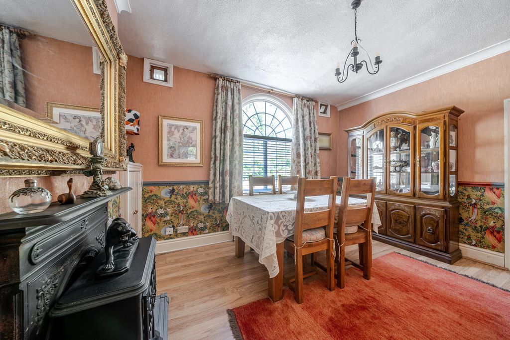 Property photo 3 of 28