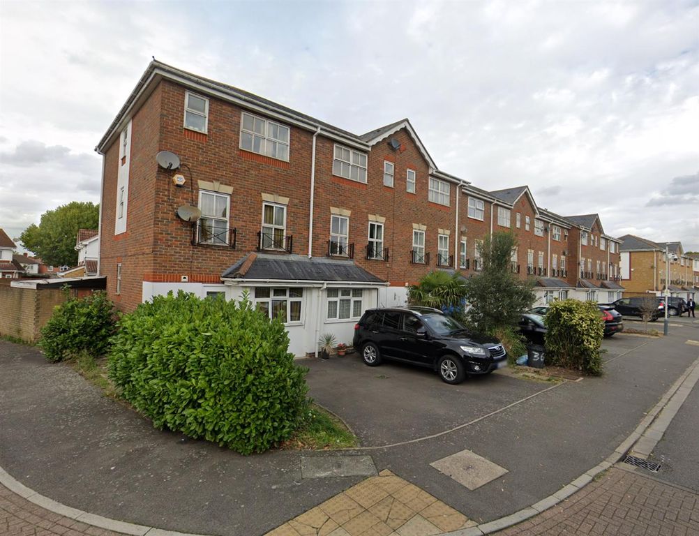 Property photo 1 of 12 4 Bed In Hayes