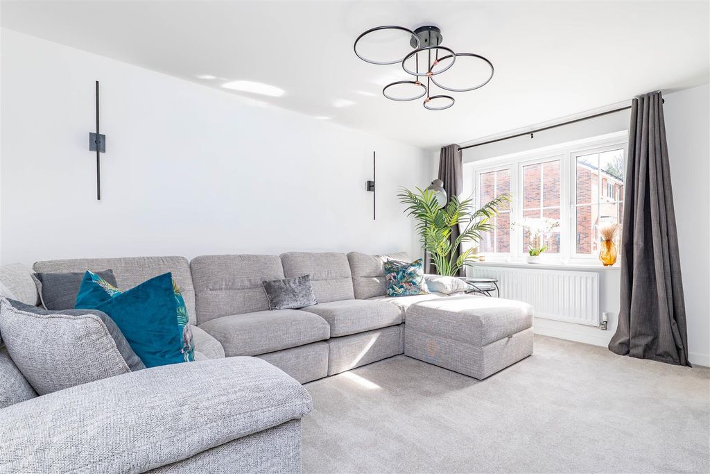 Property photo 2 of 21 Lounge