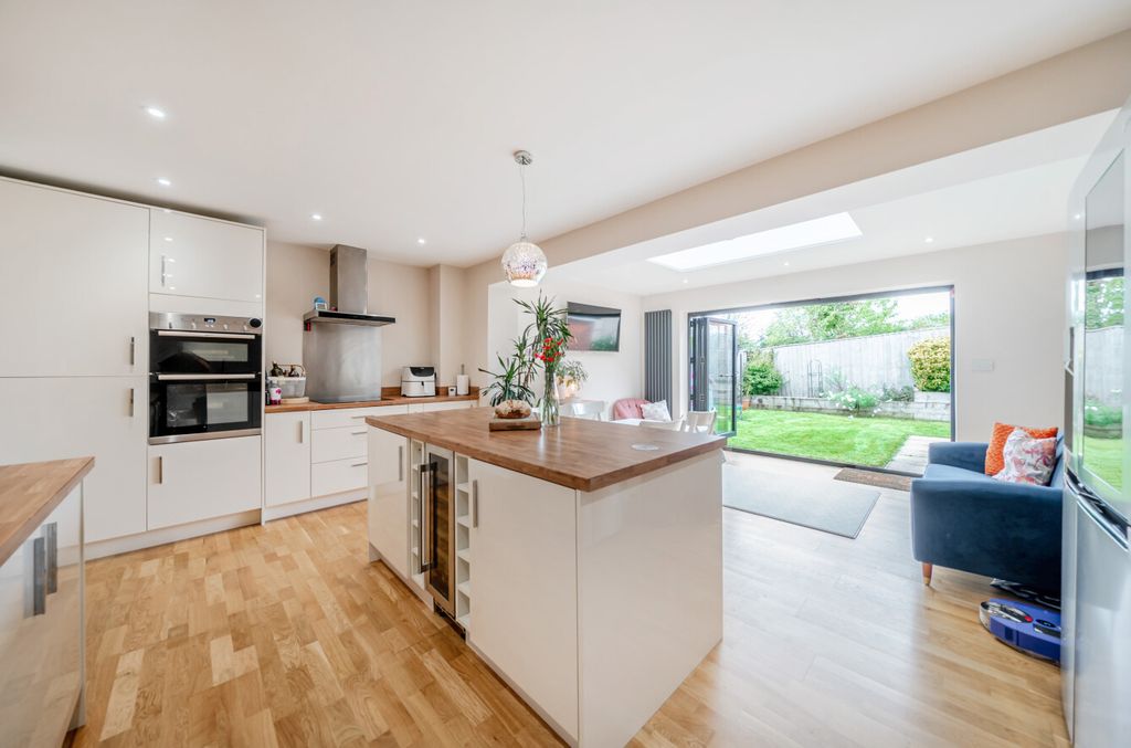 Property photo 2 of 27 Kitchen/Diner/Family