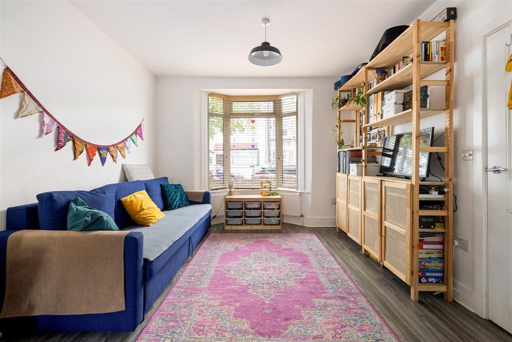 Property photo 2 of 25 Vansittart Road, E7