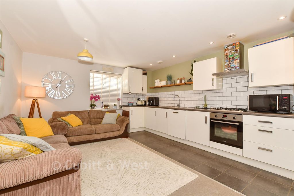 Property photo 3 of 12 Lounge/Kitchen