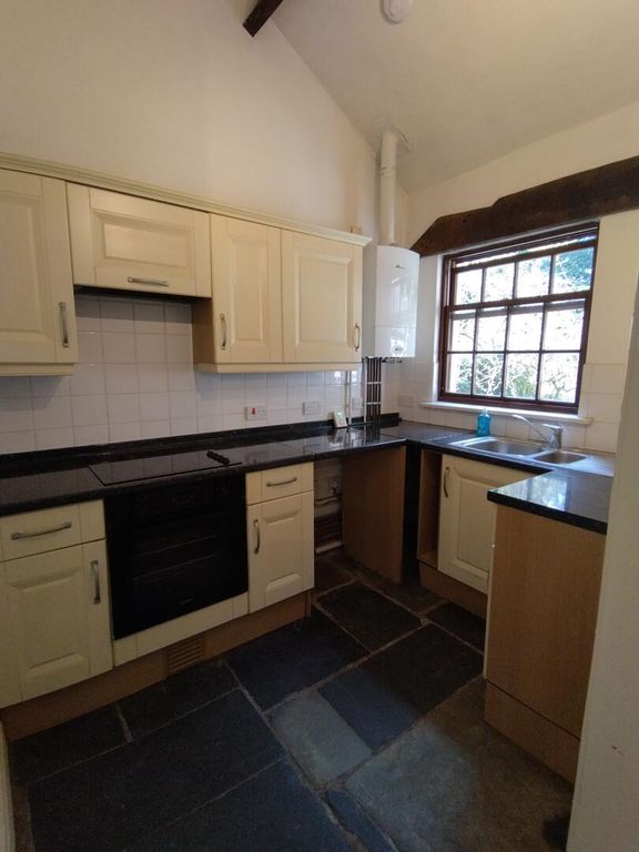 Property photo 3 of 10 Kitchen