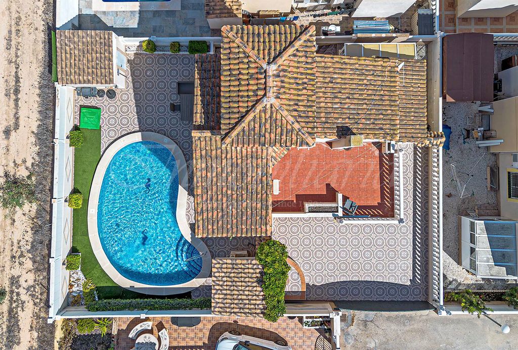 Property photo 2 of 37