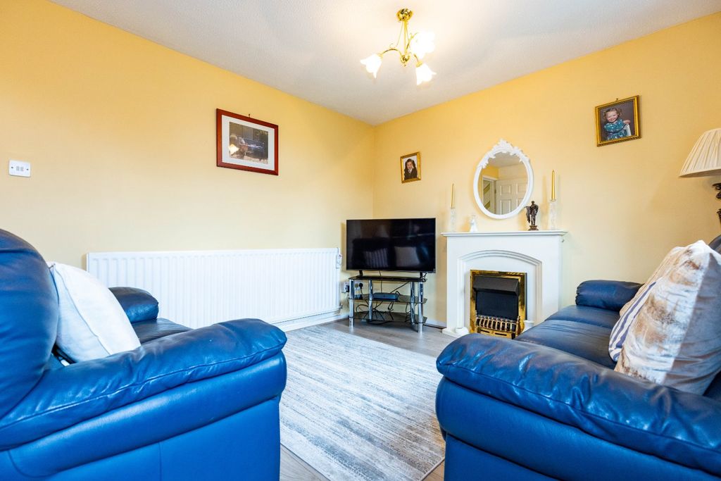 Property photo 2 of 17 Lounge