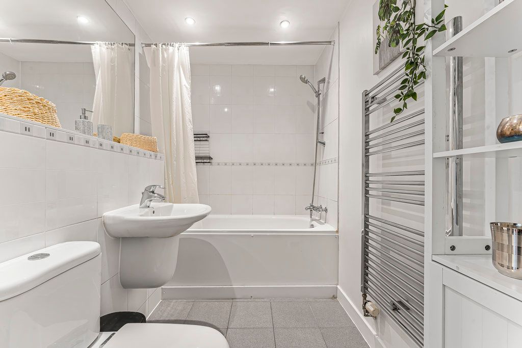 Property photo 3 of 14 Batthroom