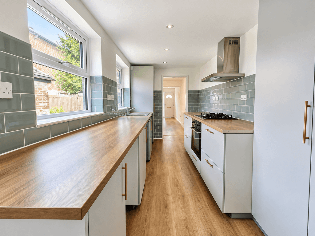 Property photo 1 of 7 3 Bed Semi-Detached House To Rent Napier Road, London Cr2.