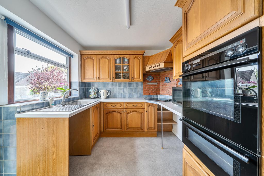 Property photo 3 of 20 Kitchen