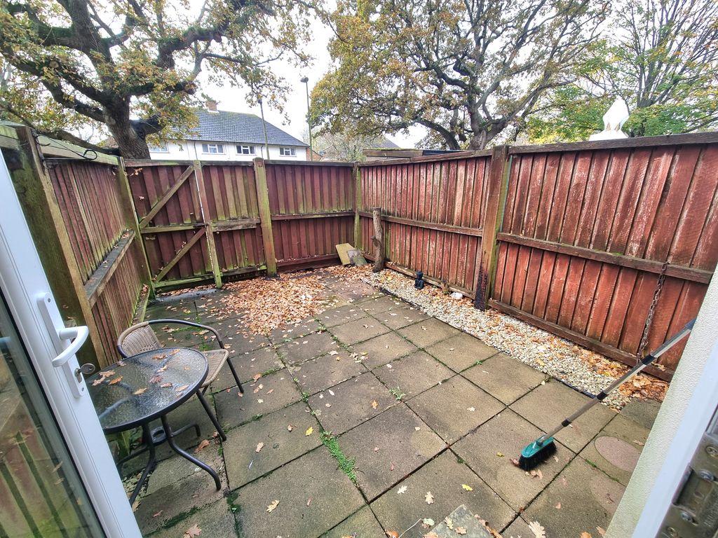 Property photo 2 of 8 Garden