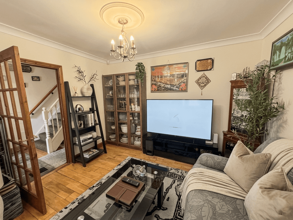 Property photo 1 of 9 3 Bed Terraced House For Sale Movers Lane, Barking Ig11