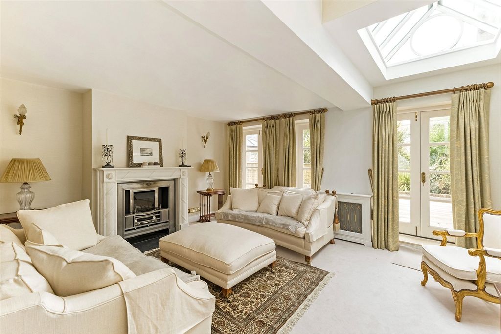 Property photo 3 of 11 Sitting Room