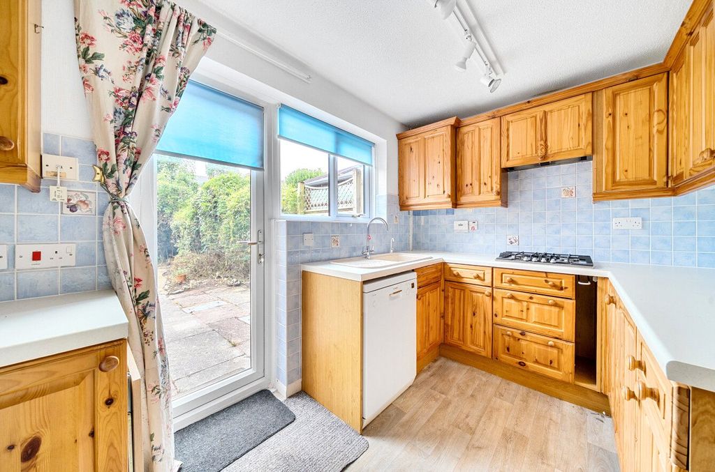Property photo 3 of 11 Kitchen