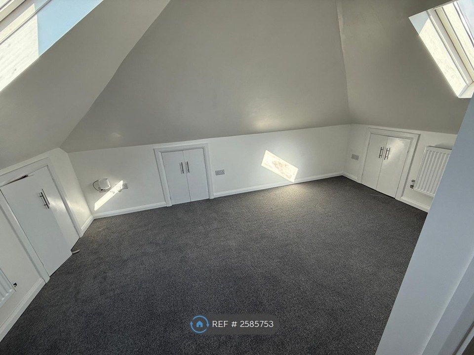 Property photo 1 of 5 Loft Room