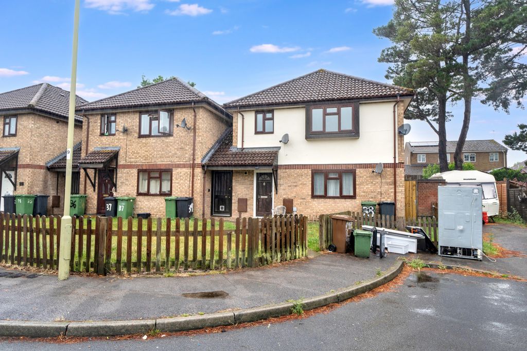 Property photo 1 of 16 Flat 39, Loweswater Gardens, Pinewood Village, Bordon, Gu35 0Nt