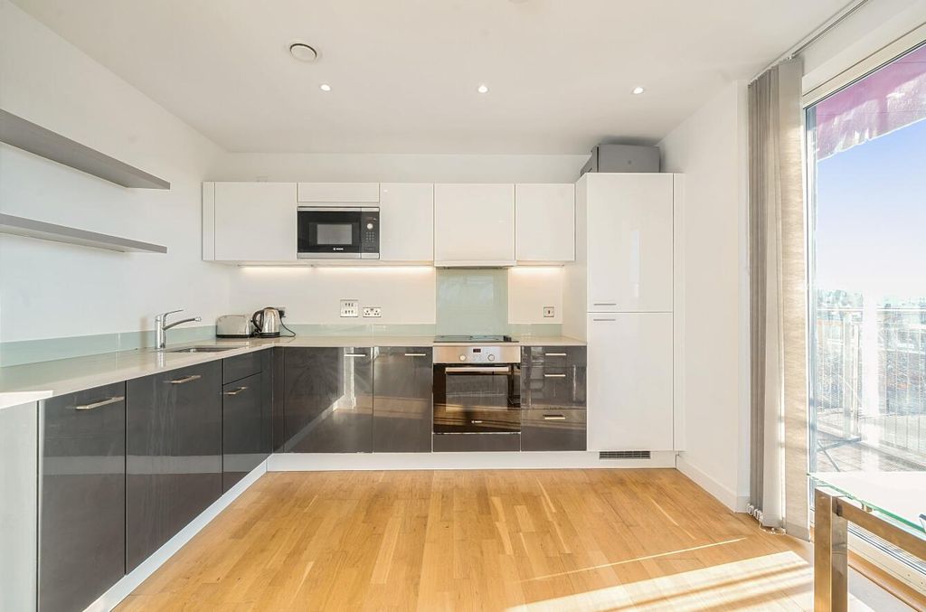 Property photo 3 of 12 Kitchen2