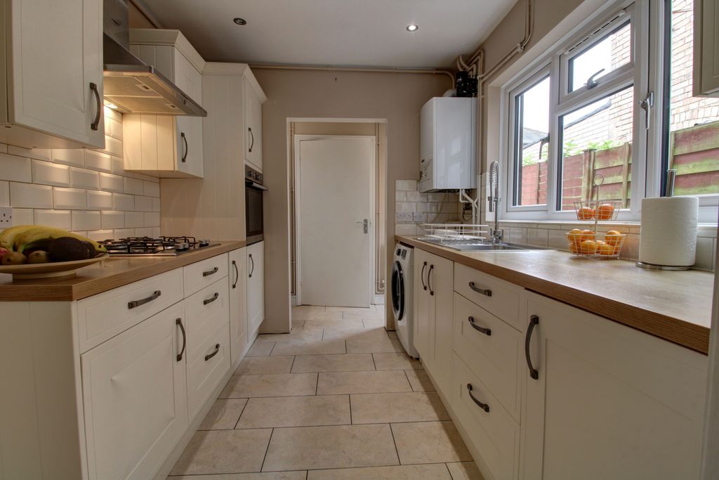 Property photo 3 of 12 Kitchen