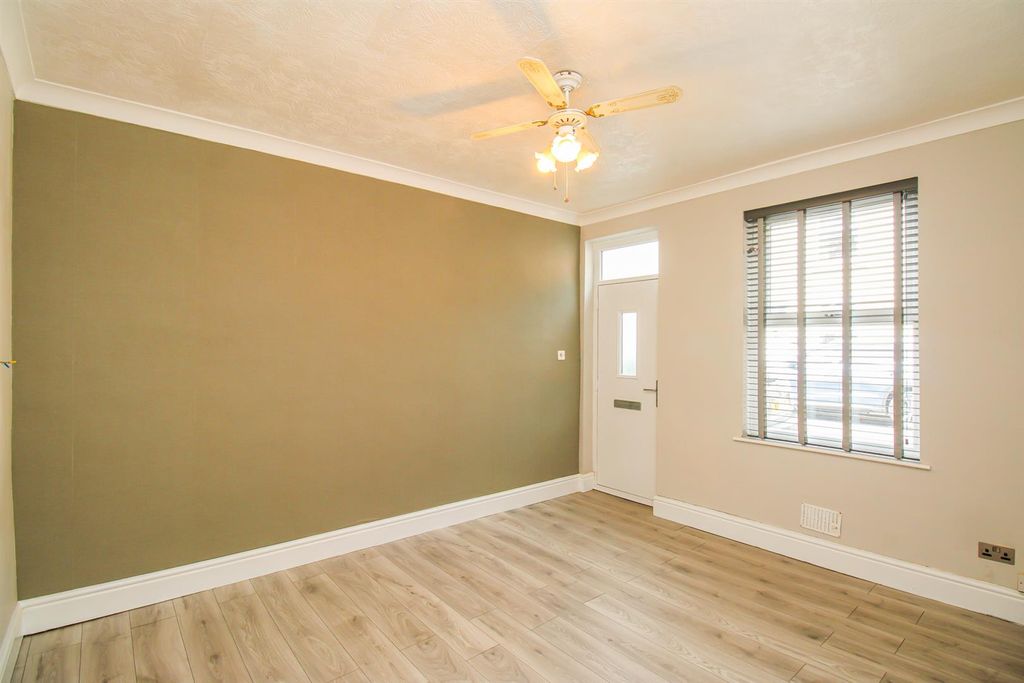 Property photo 3 of 10 Lounge