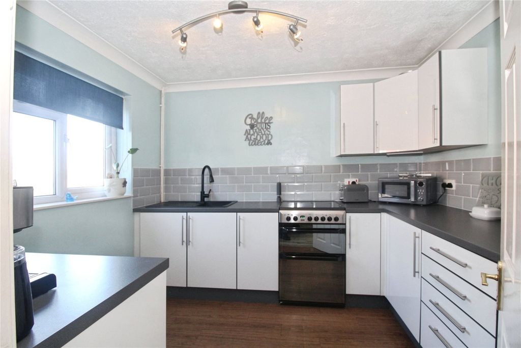 Property photo 2 of 7 Fitted Kitchen