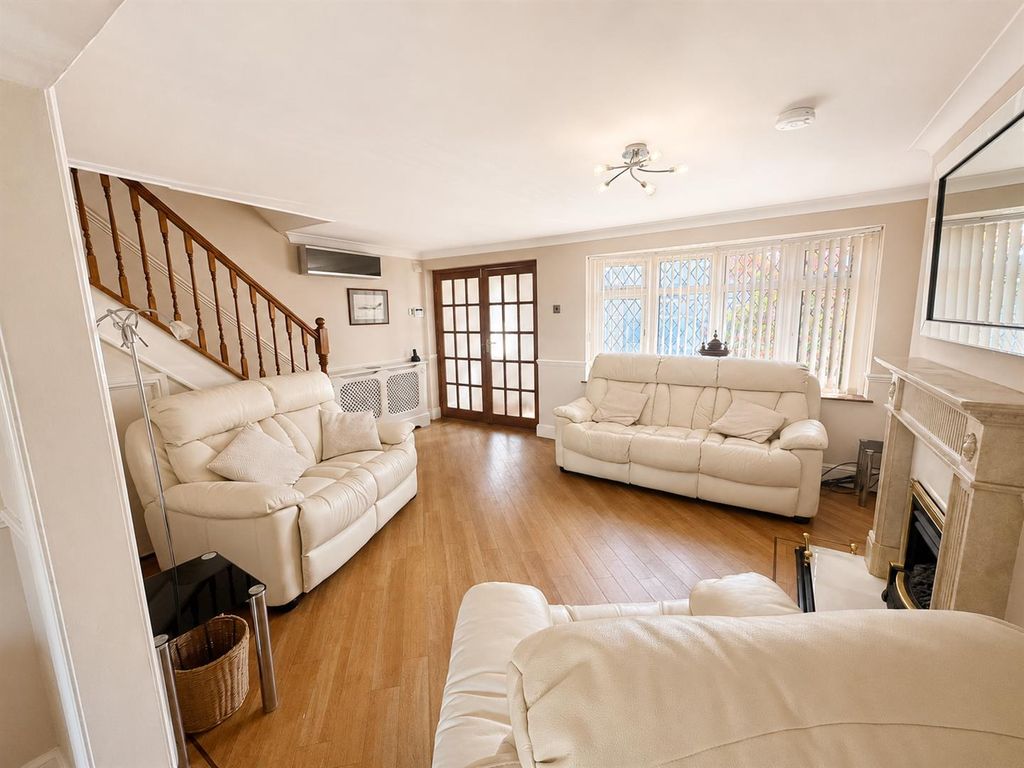 Property photo 2 of 17 Lounge.Png