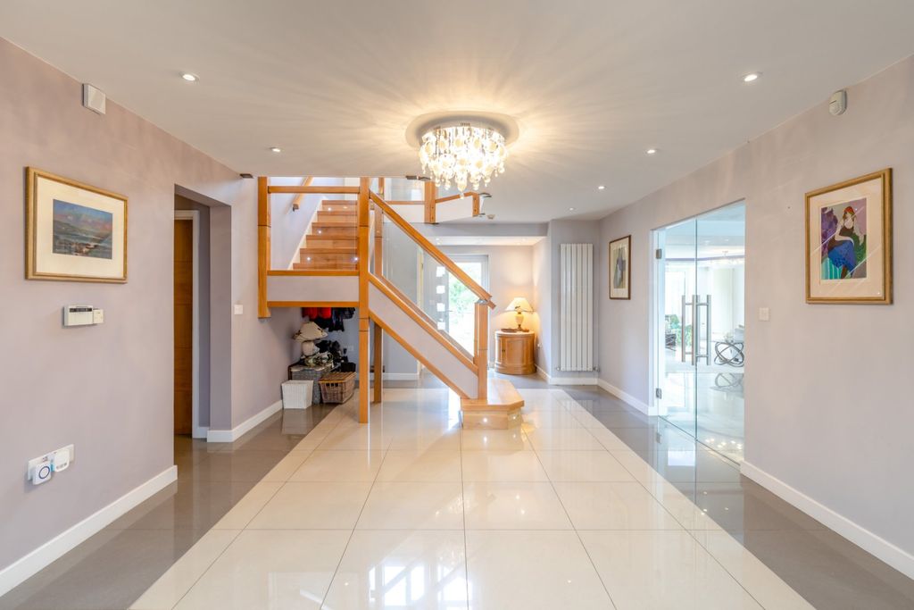 Property photo 3 of 23 Entrance Hall