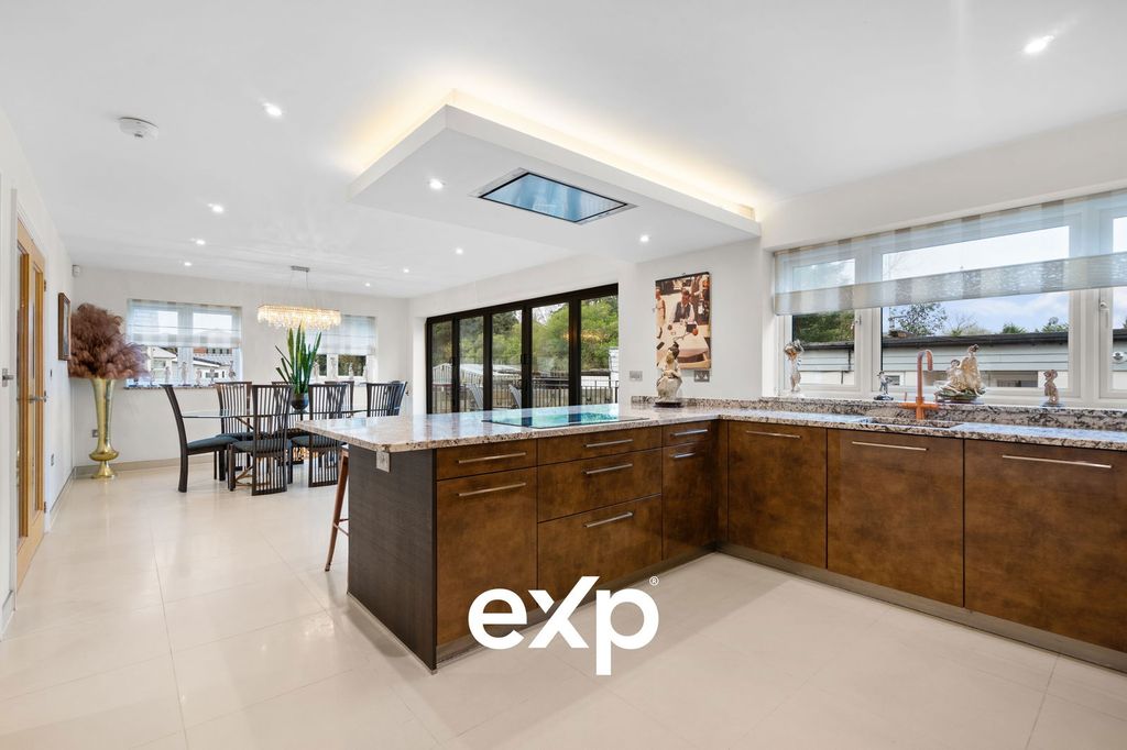 Property photo 2 of 39