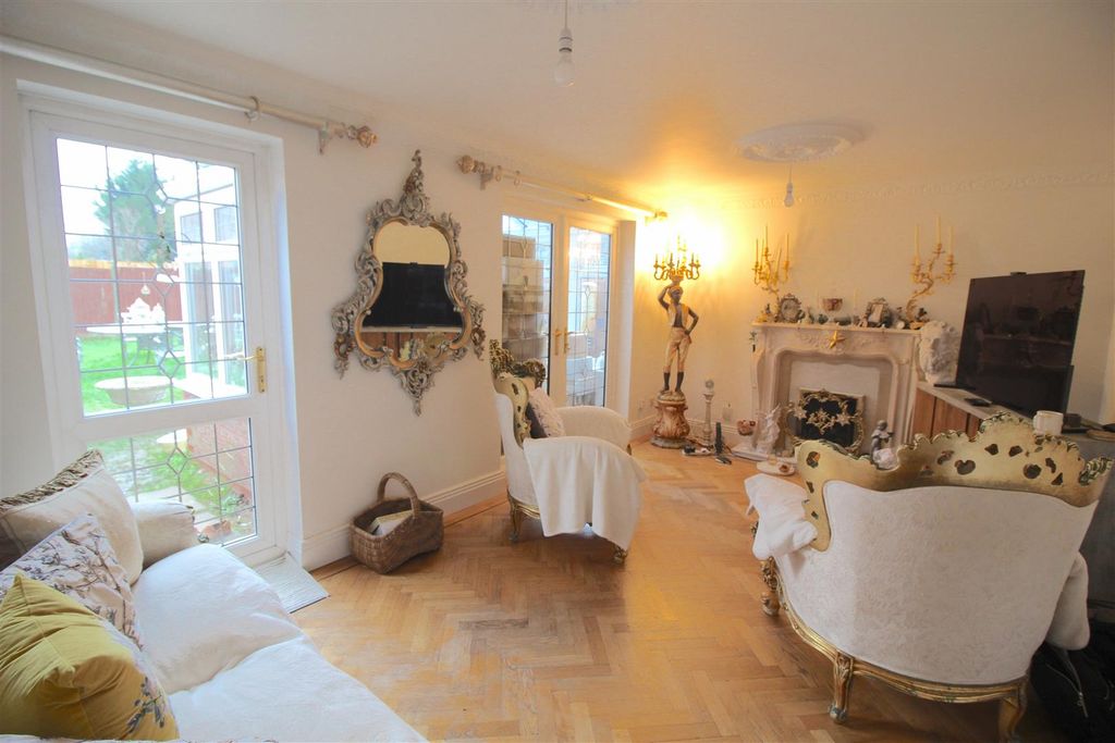 Property photo 2 of 11 Lounge