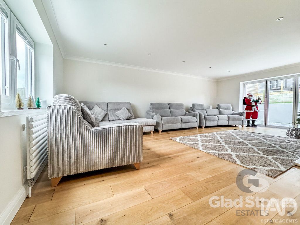 Property photo 2 of 35