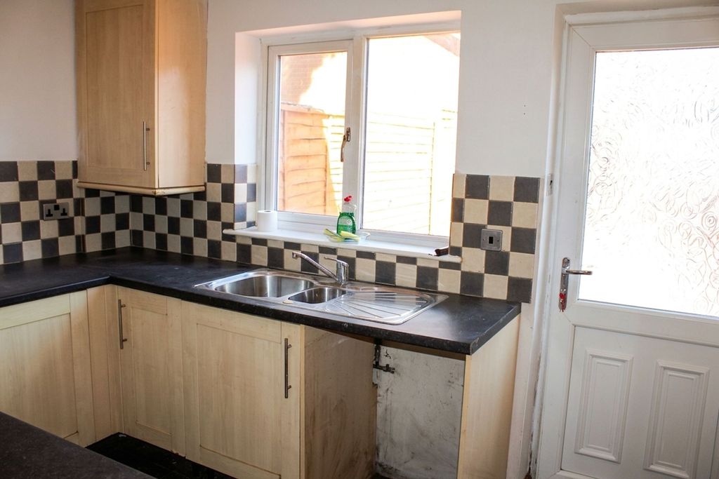Property photo 3 of 11 Kitchen