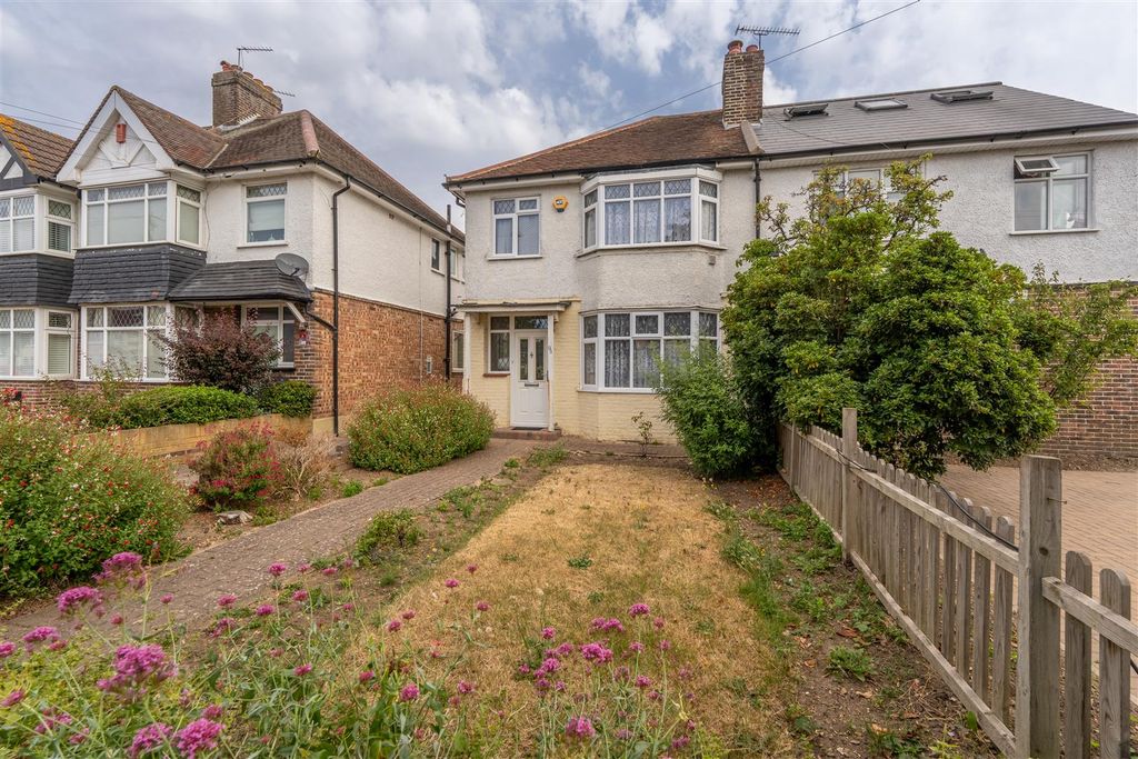 Property photo 1 of 24 98 Central Avenue, Hounslow, Tw3 2Ql-3.Jpg