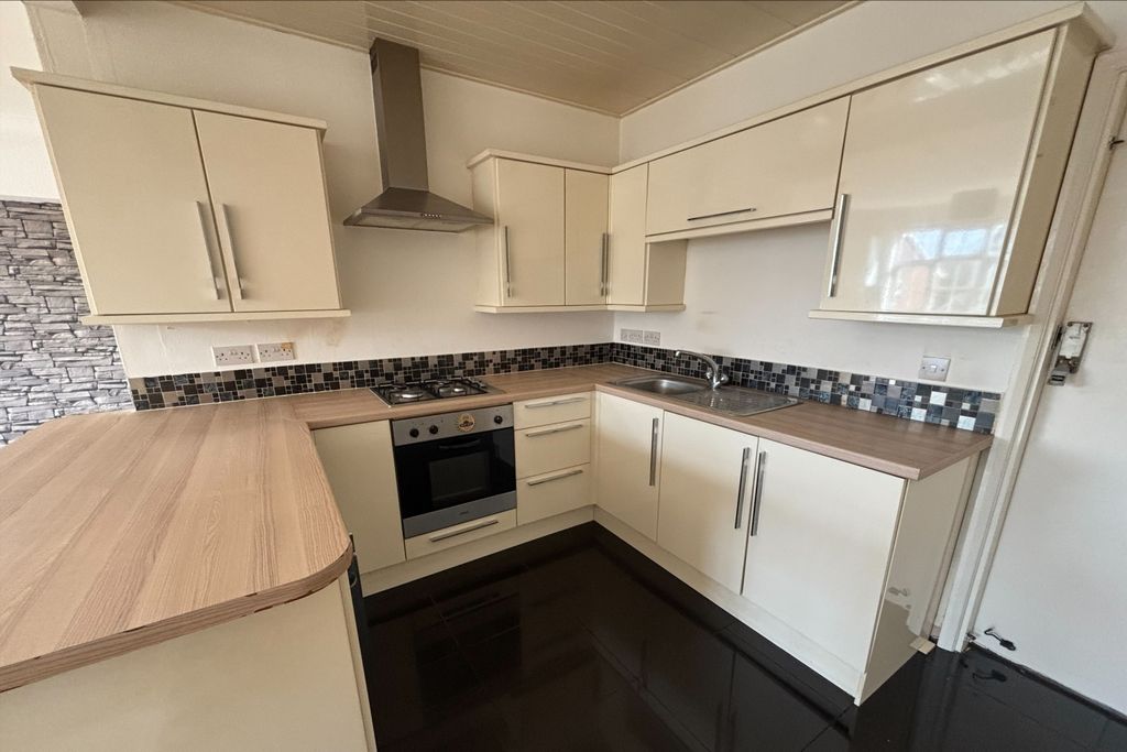 Property photo 3 of 7 7A Waltham Road Kitchen