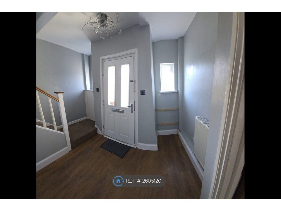 Property photo 3 of 16 Hallway/Entrance