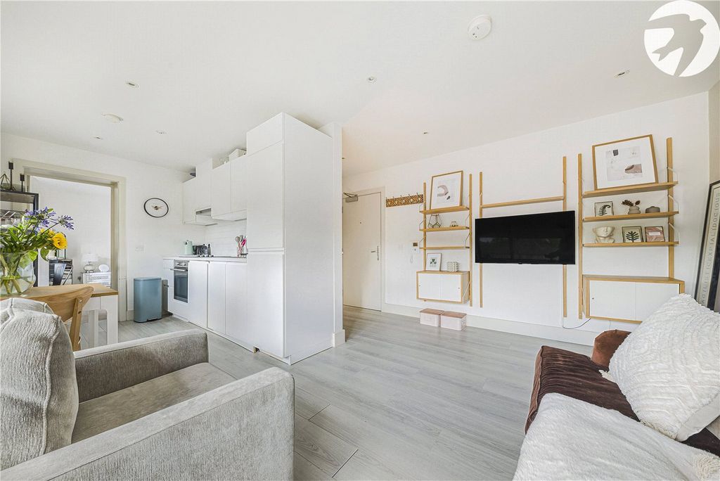 Property photo 1 of 20 Lounge