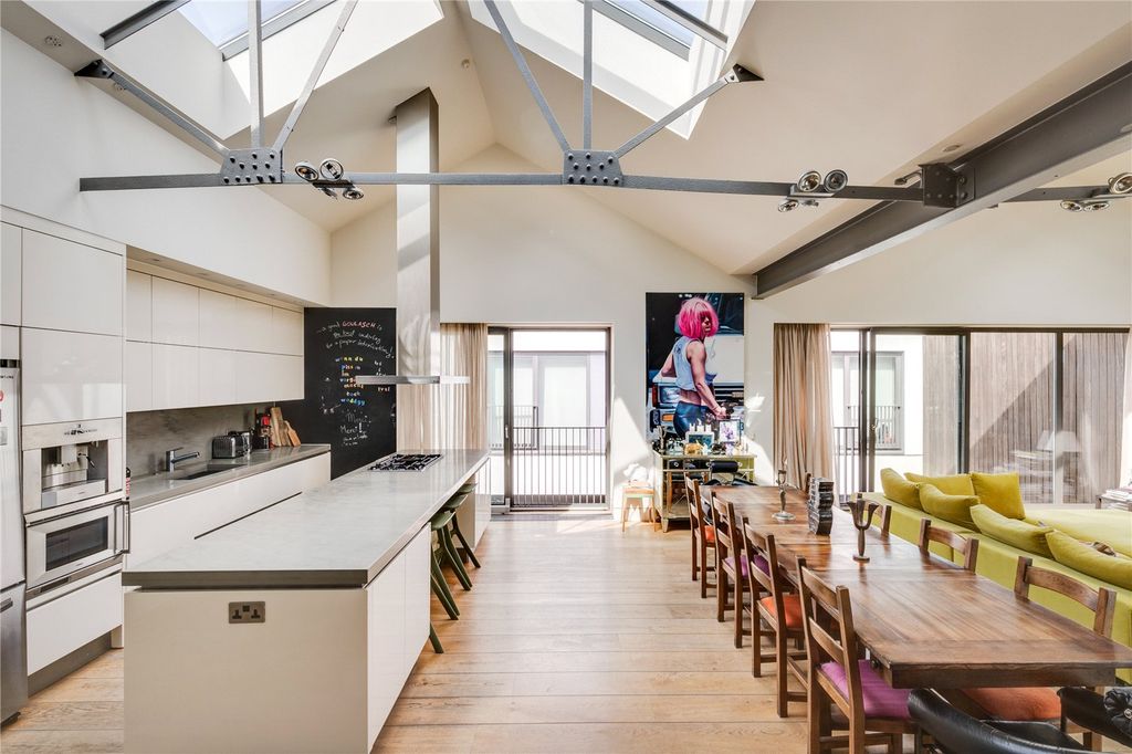 Property photo 2 of 31 Picture No. 11