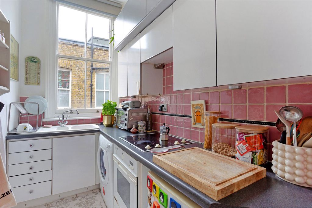 Property photo 3 of 11 Kitchen