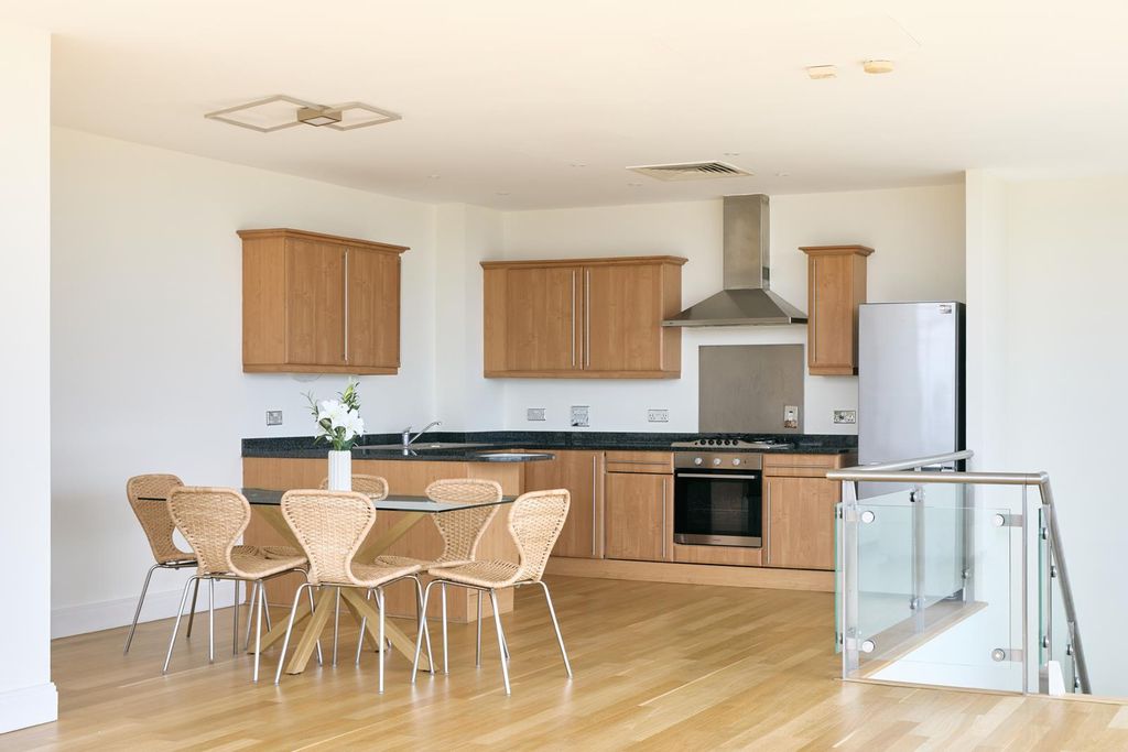 Property photo 2 of 28